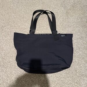 lululemon Clean Lines 22L Tote